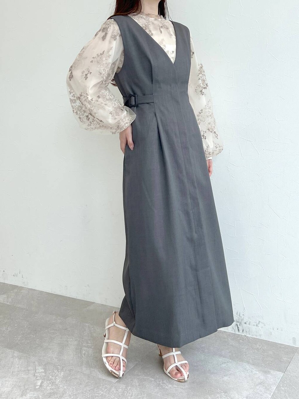 ベージュ系のジャンパースカート、ホワイト系のシャツ/ブラウス、ホワイト系のショルダーバッグを着用したレディースの夏コーディネートの4枚目の写真