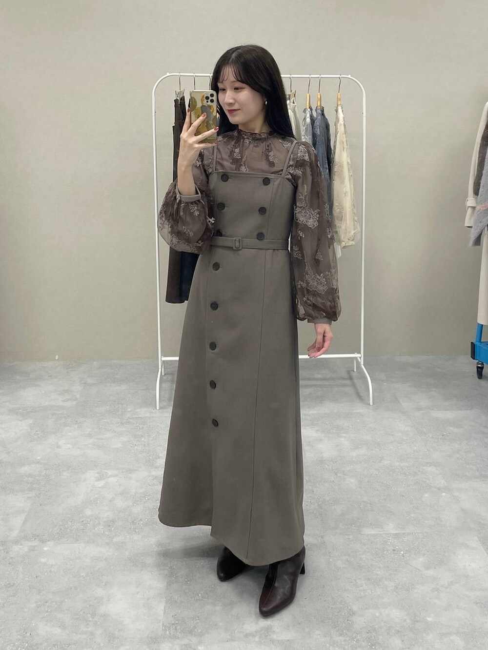 ブラウン系のシャツ/ブラウス、ベージュ系のテーラードジャケット、ベージュ系のワンピースを着用したレディースの秋コーディネートの3枚目の写真