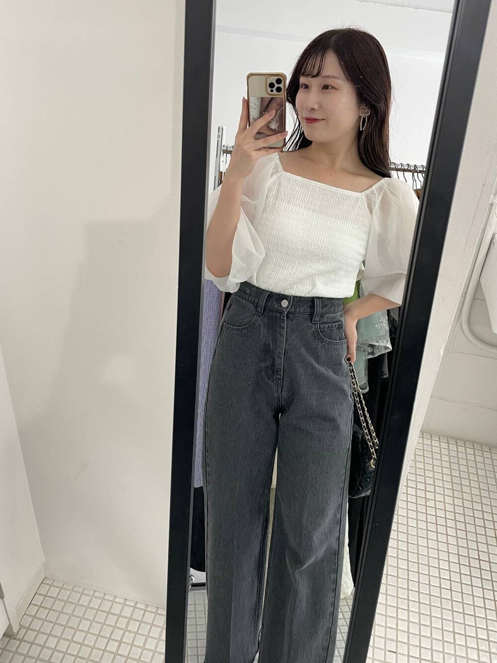 ホワイト系のTシャツ/カットソー、ブラック系のデニムパンツ、ブラック系のショルダーバッグを着用したレディースの夏コーディネートの4枚目の写真