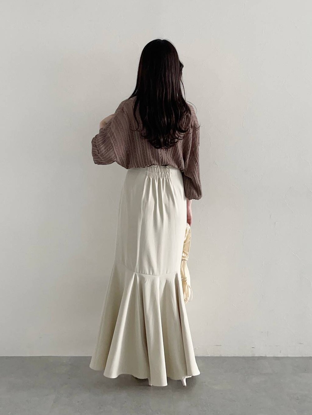 ホワイト系のショルダーバッグ、ホワイト系のスカート、ホワイト系のサンダルを着用したレディースの春コーディネートの2枚目の写真