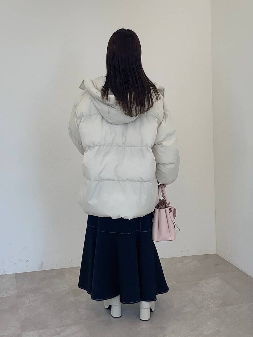 「フェミニン、低身長、モテ、デート/ロマンティック、mysty woman、ブルゾン、ニット、ワンピース、ブーツ、ショートブーツ」|「mysty womanのニットストームショートブーツ 143358(ブーツ、ホワイト系)」を使った、MiOさん(レディース・155cm)の冬コーディネートの2枚目の写真