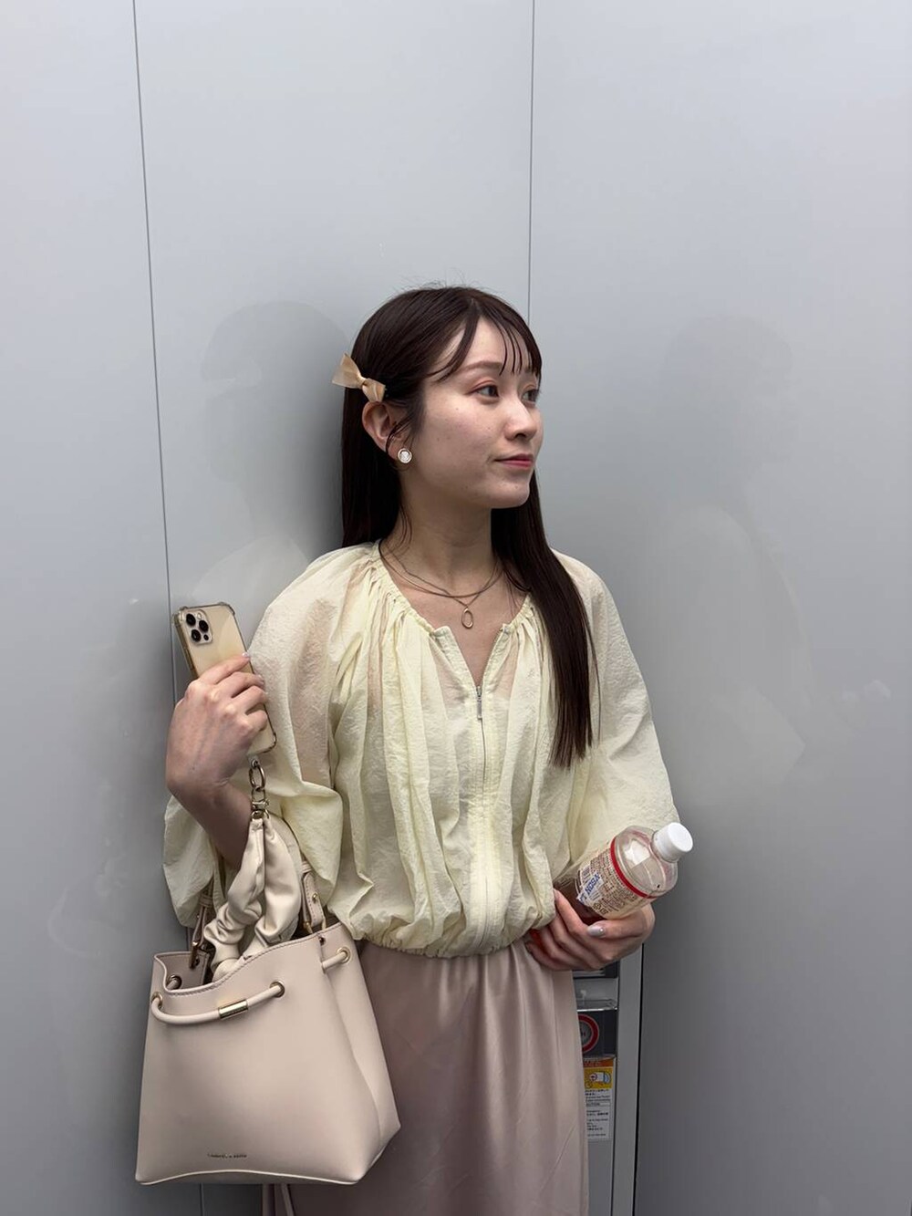 ベージュ系のパンプス、ホワイト系のシャツ/ブラウス、ベージュ系のスカートを着用したレディースの夏コーディネートの3枚目の写真