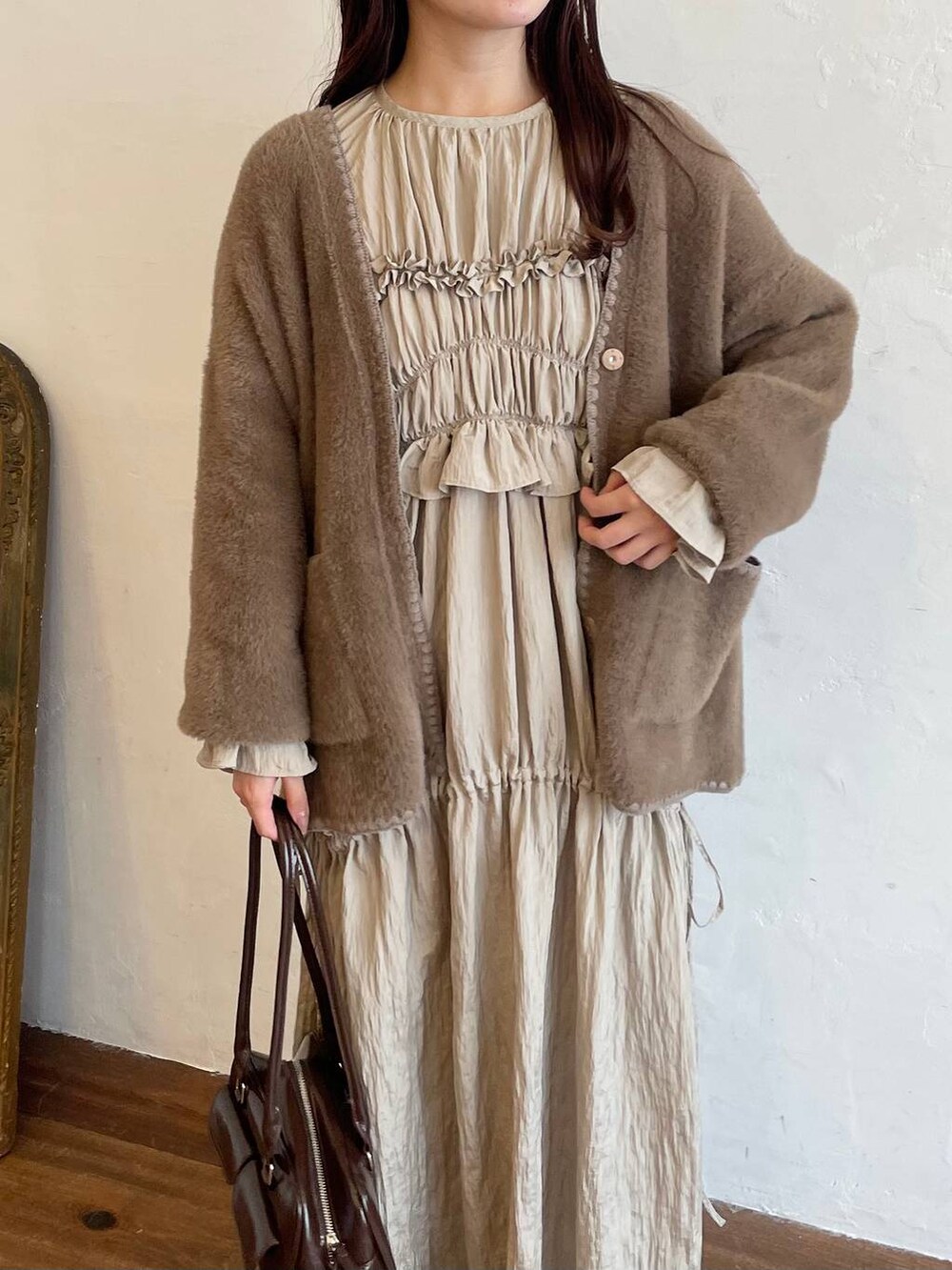 「フェミニン、低身長、モテ、デート/ロマンティック、mysty woman、カーディガン、ワンピース、ブーツ、ショートブーツ」｜「mysty womanのニットストームショートブーツ　143358（ブーツ、ブラウン系）」を使った、MiOさん（レディース・155cm）の冬コーディネートの3枚目の写真