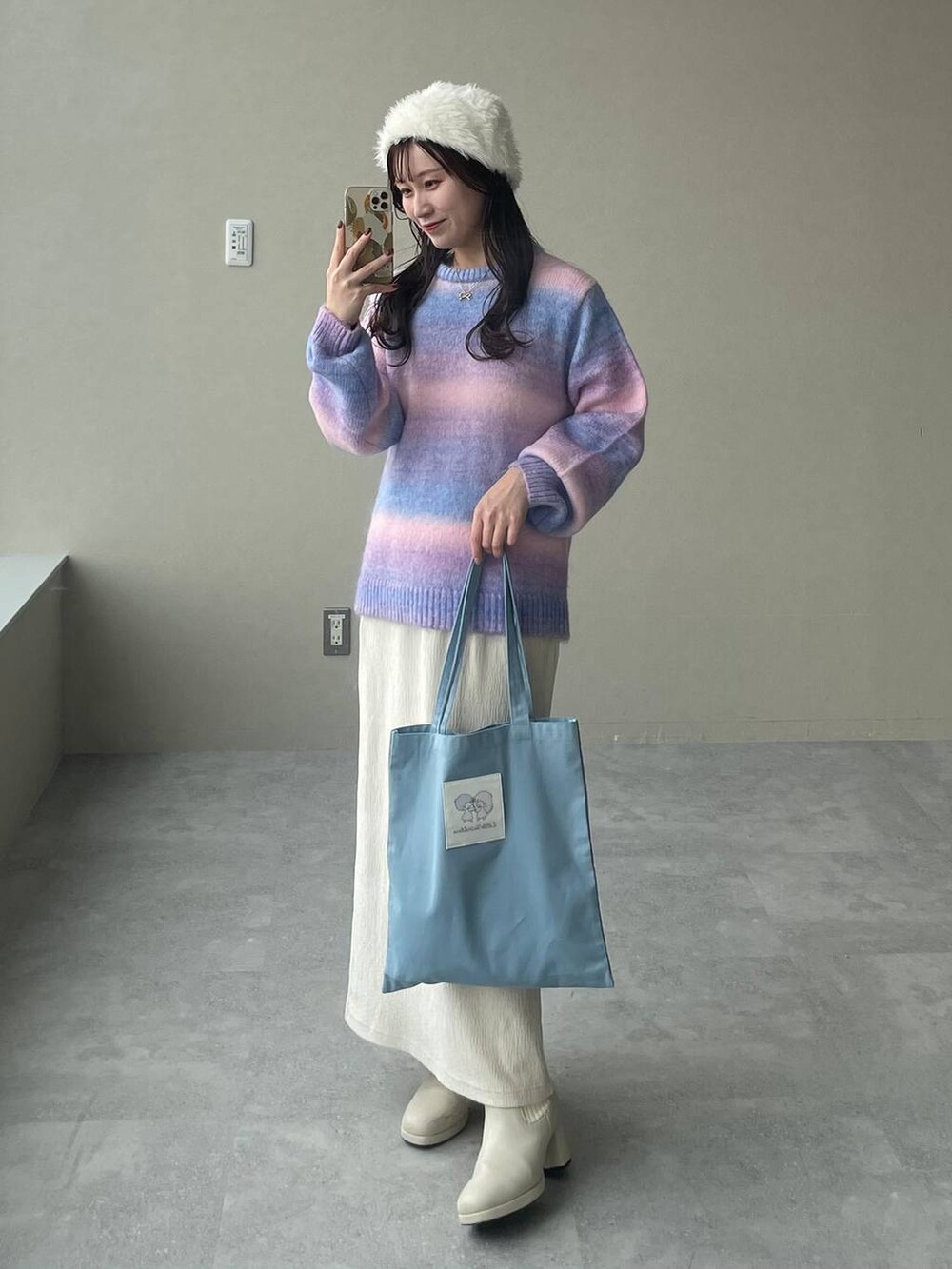 ホワイト系のブーツ、ホワイト系のスカート、ゴールド系のネックレスを着用したレディースの秋コーディネートの4枚目の写真