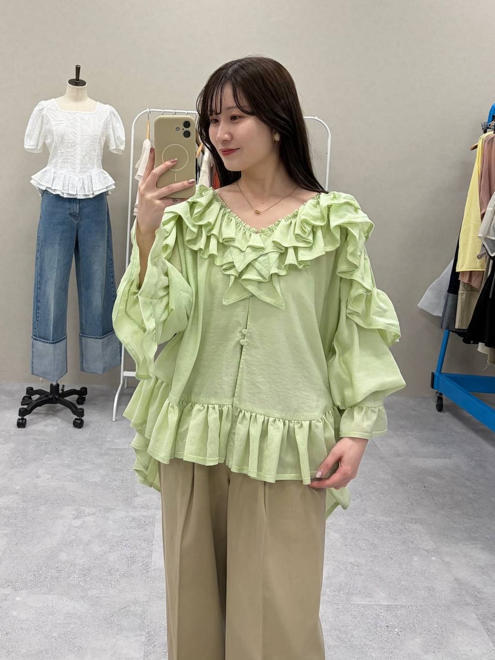 ブラウン系のサンダル、グリーン系のシャツ/ブラウス、ベージュ系のチノパンツを着用したレディースの春コーディネートの2枚目の写真