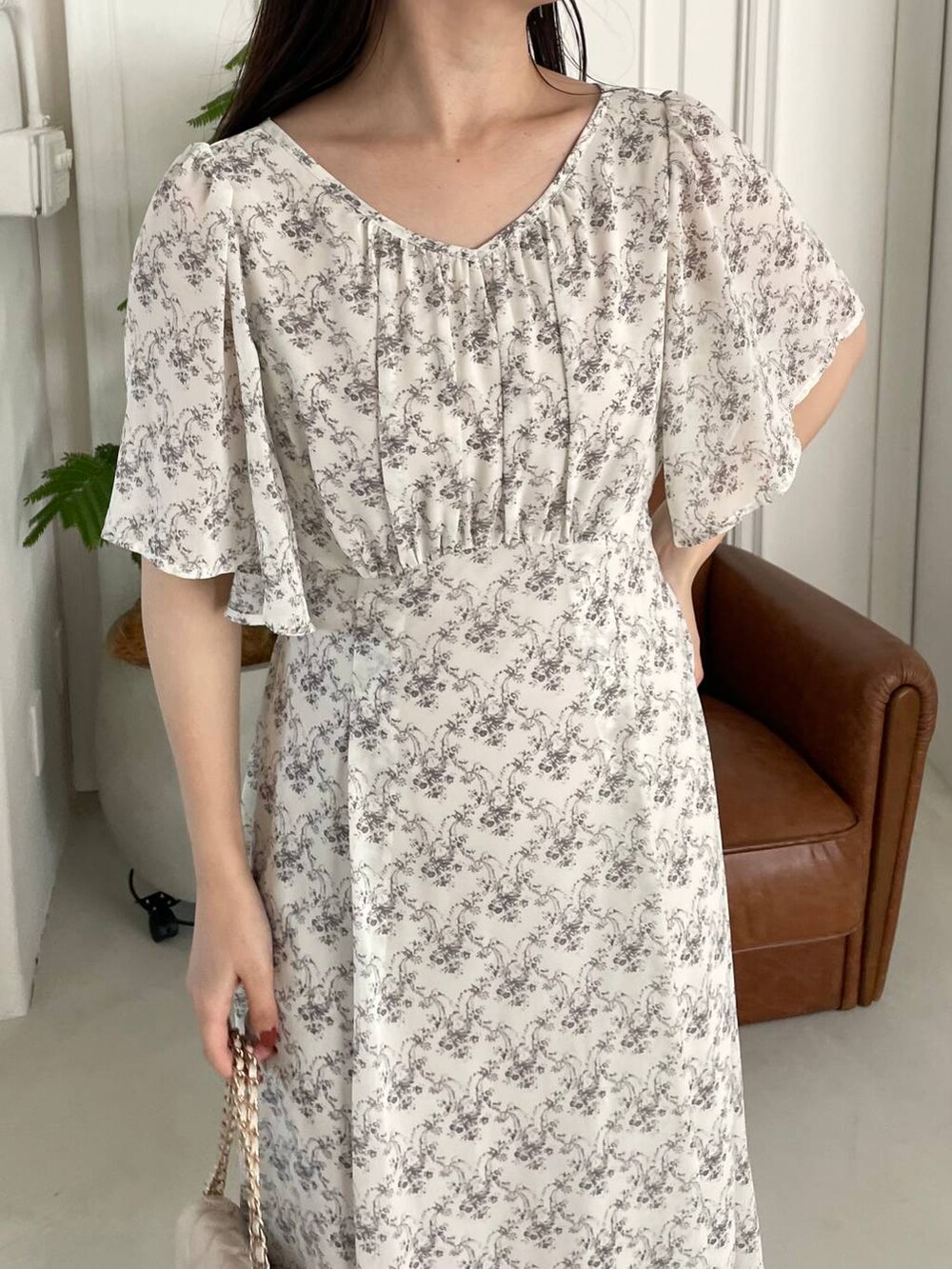 ベージュ系のサンダル、ホワイト系のショルダーバッグ、ホワイト系のワンピースを着用したレディースの夏コーディネートの3枚目の写真