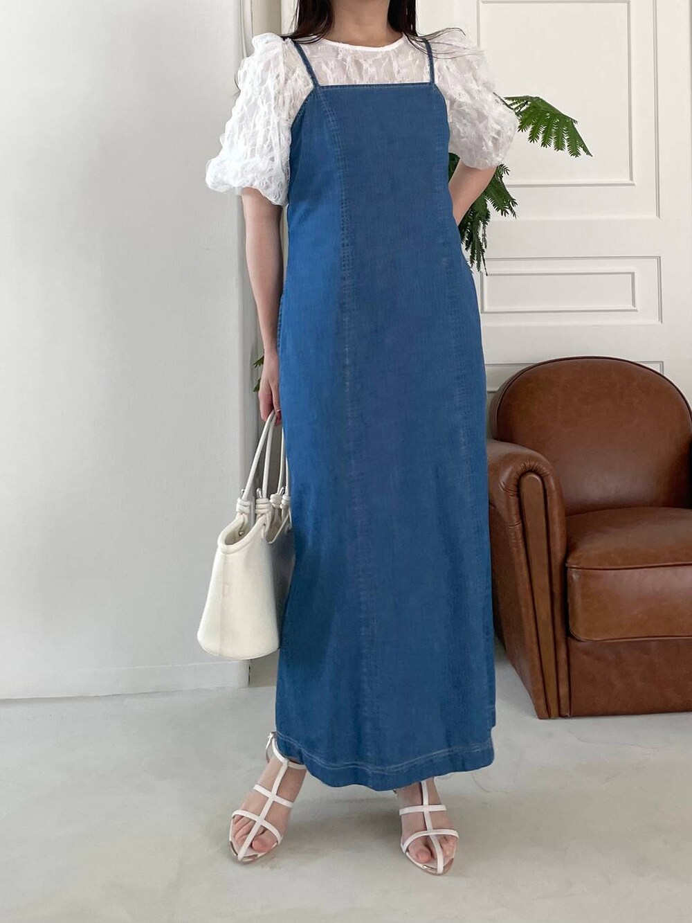 ホワイト系のハンドバッグ、ブルー系のワンピース、ホワイト系のサンダルを着用したレディースの夏コーディネートの6枚目の写真