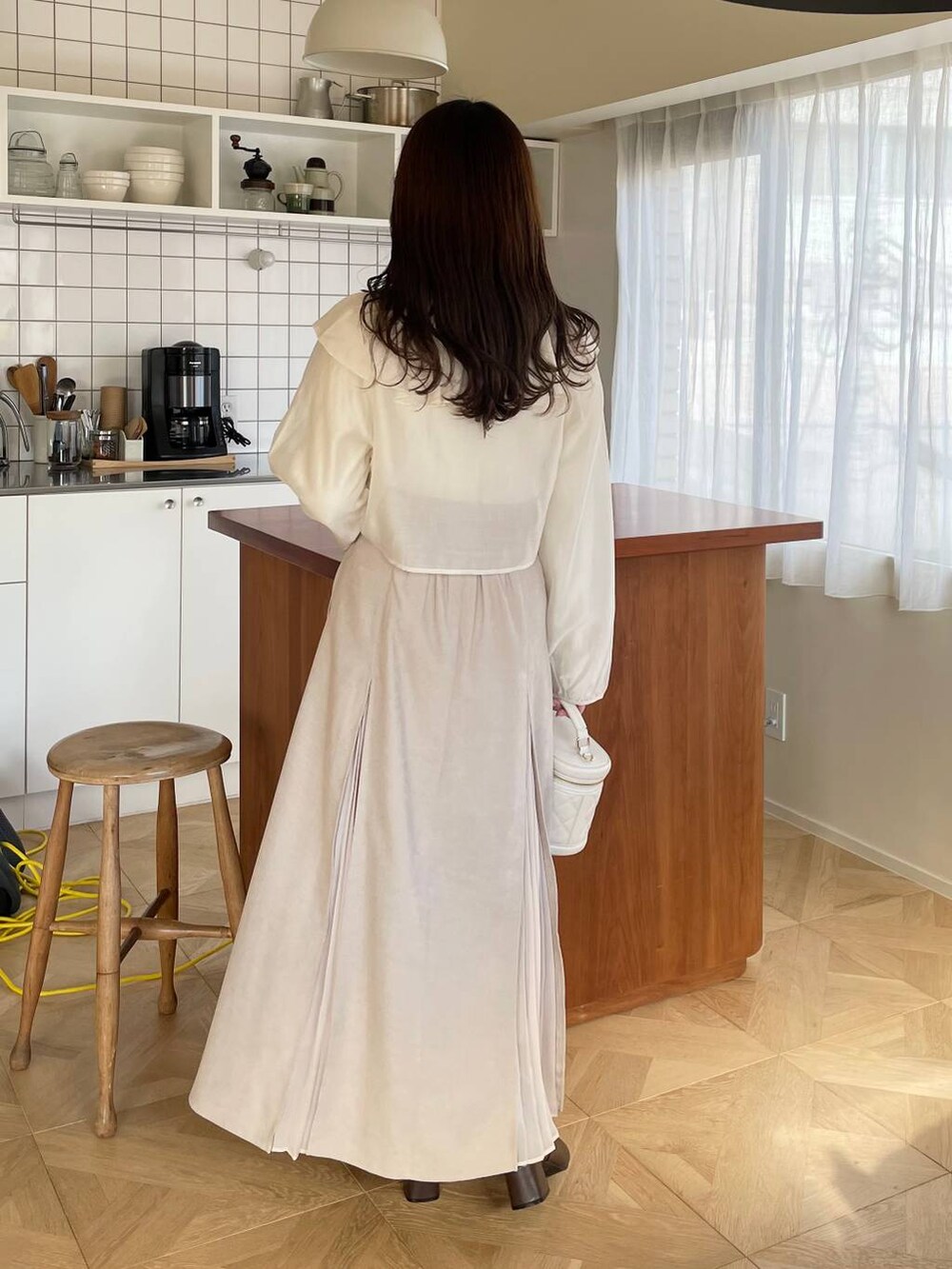 ホワイト系のショルダーバッグ、ブラウン系のブーツ、ホワイト系のシャツ/ブラウスを着用したレディースの冬コーディネートの2枚目の写真