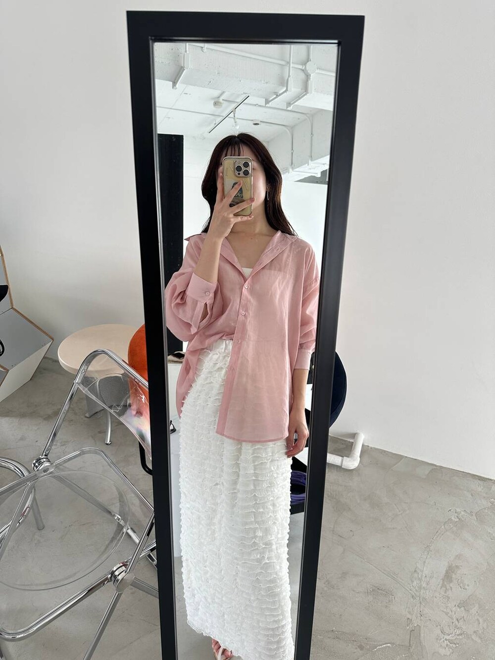 ホワイト系のスカート、ピンク系のシャツ/ブラウス、ホワイト系のショルダーバッグを着用したレディースの夏コーディネートの3枚目の写真