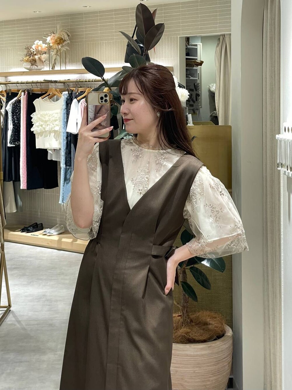 ホワイト系のシャツ/ブラウス、ホワイト系のサンダル、ブラウン系のジャンパースカートを着用したレディースの夏コーディネートの4枚目の写真