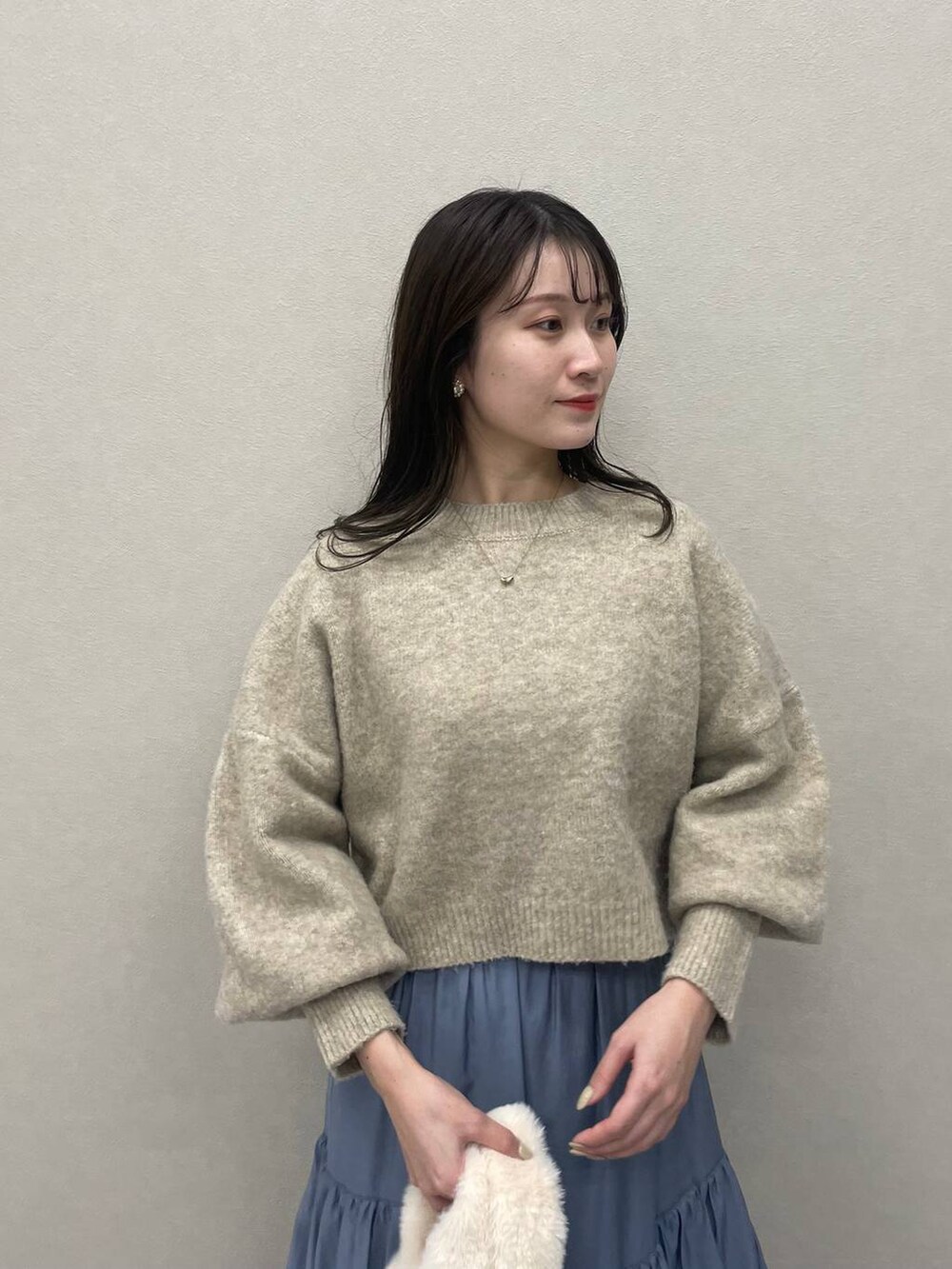 ホワイト系のその他アウター、ホワイト系のブーツ、ブルー系のスカートを着用したレディースの秋コーディネートの7枚目の写真