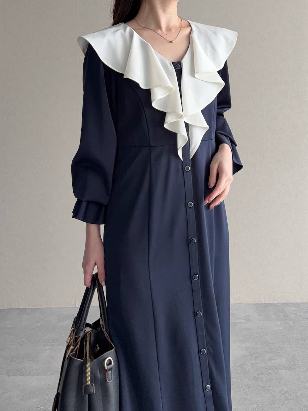 ブラック系のサンダル、ブルー系のワンピースを着用したレディースの春コーディネートの3枚目の写真