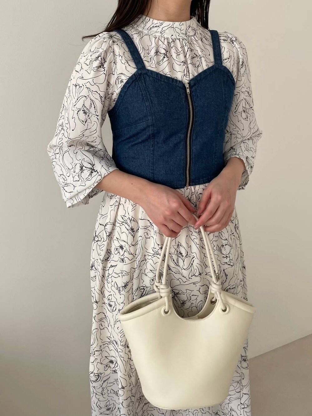 ホワイト系のブーツ、ホワイト系のワンピース、ブルー系のアンサンブルを着用したレディースの春コーディネートの4枚目の写真