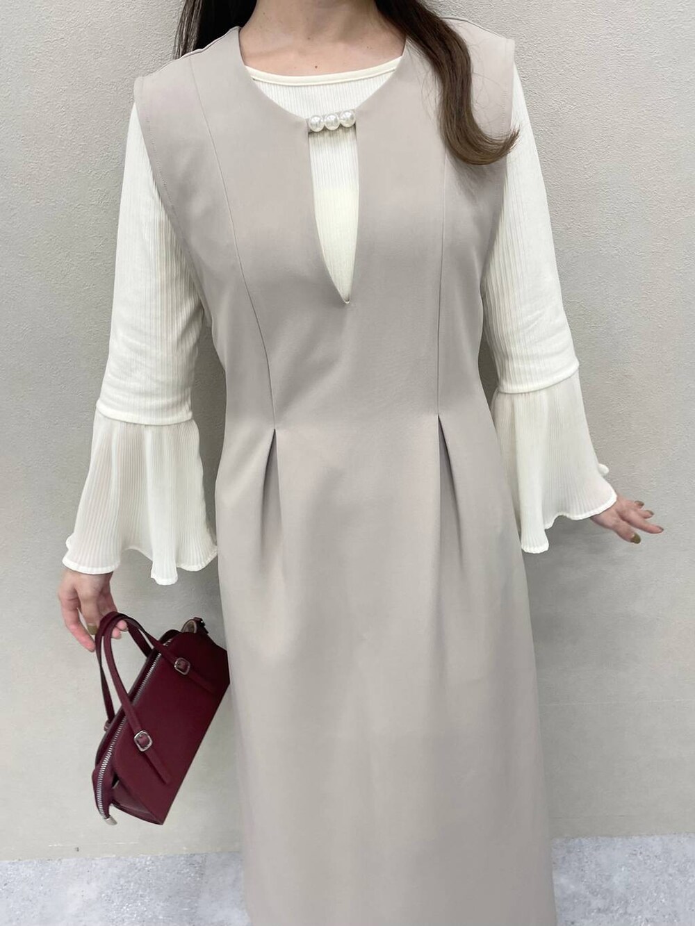 レッド系のボストンバッグ、ホワイト系のTシャツ/カットソー、グレー系のドレスを着用したレディースの夏コーディネートの4枚目の写真