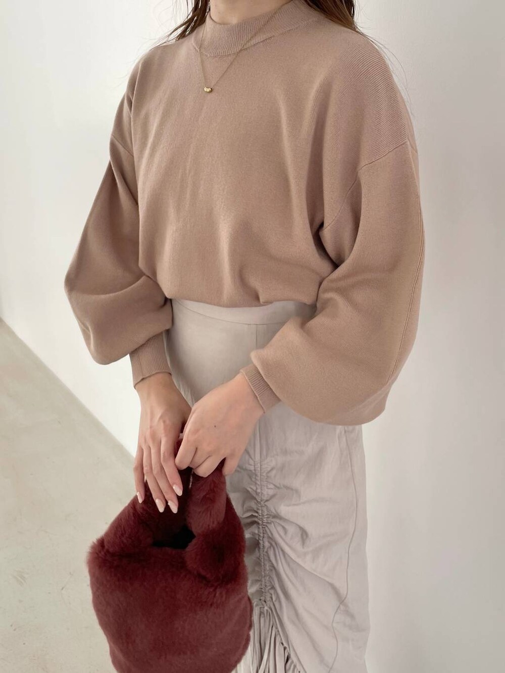 ホワイト系のその他シューズ、ブラウン系のニット/セーター、ピンク系のハンドバッグを着用したレディースの秋コーディネートの3枚目の写真