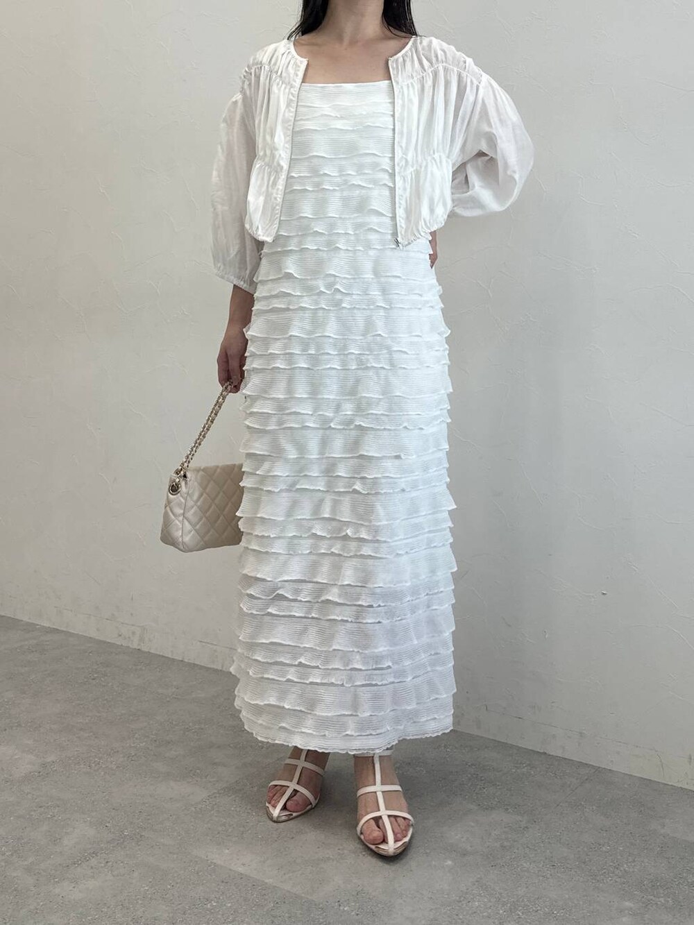 ホワイト系のブルゾン、ホワイト系のワンピース、ホワイト系のショルダーバッグを着用したレディースの夏コーディネートの4枚目の写真