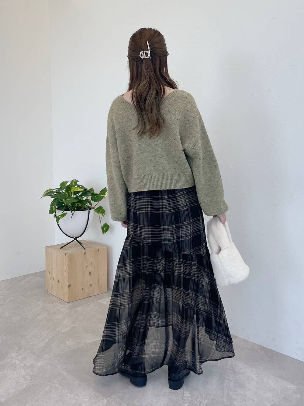 ブラック系のその他シューズ、グリーン系のカーディガン/ボレロ、ブラック系のスカートを着用したレディースの秋コーディネートの2枚目の写真