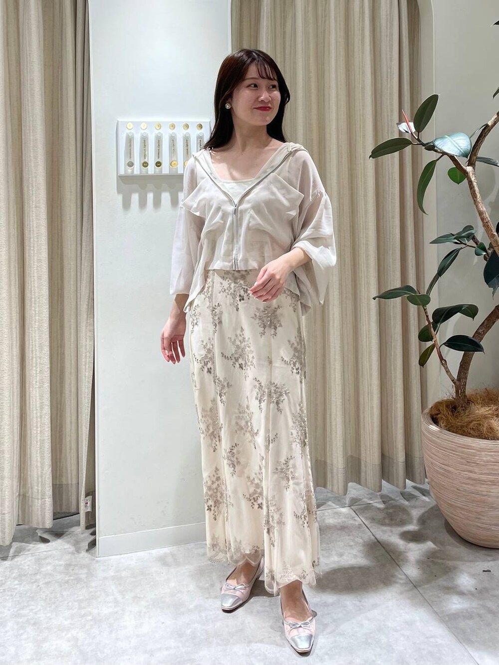 シルバー系のバレエシューズ、ホワイト系のタンクトップ、ホワイト系のパーカーを着用したレディースの春コーディネートの2枚目の写真