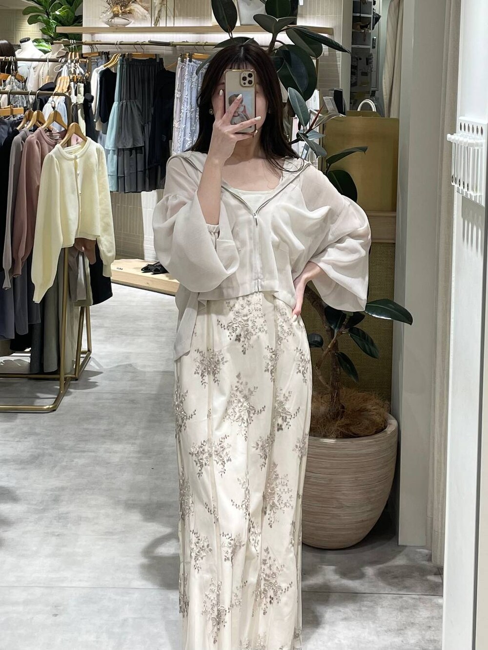 シルバー系のバレエシューズ、ホワイト系のタンクトップ、ホワイト系のパーカーを着用したレディースの春コーディネートの5枚目の写真