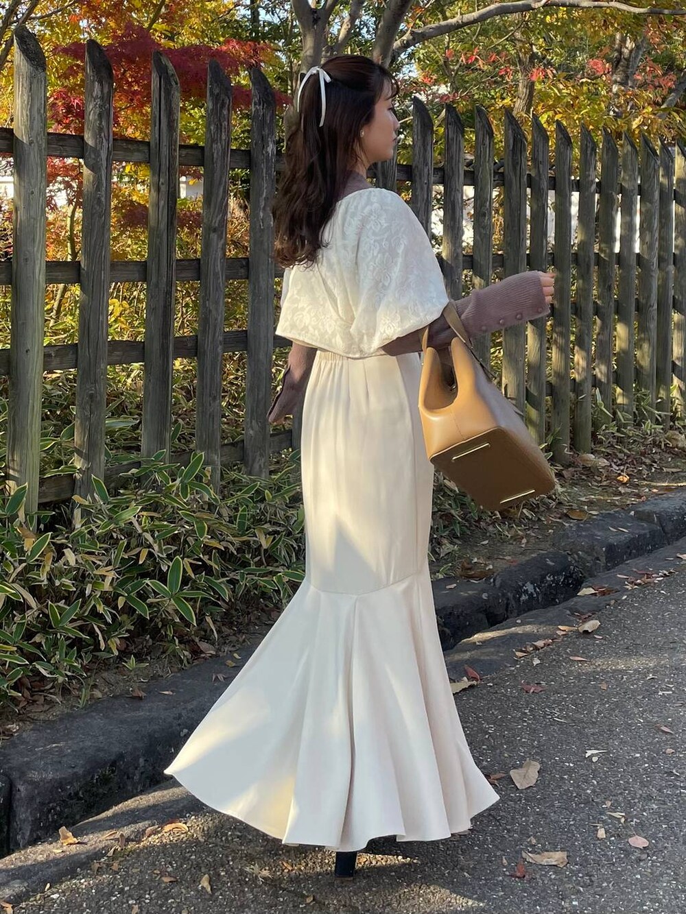 ホワイト系のワンピース、ホワイト系のニット/セーター、ホワイト系のスカートを着用したレディースの冬コーディネートの2枚目の写真