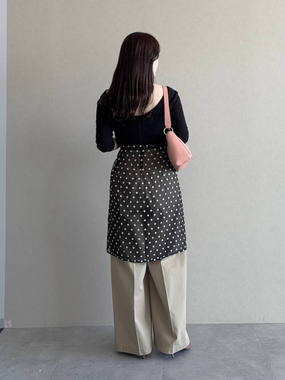 ブラウン系のサンダル、ピンク系のショルダーバッグ、ブラック系のTシャツ/カットソーを着用したレディースの夏コーディネートの2枚目の写真