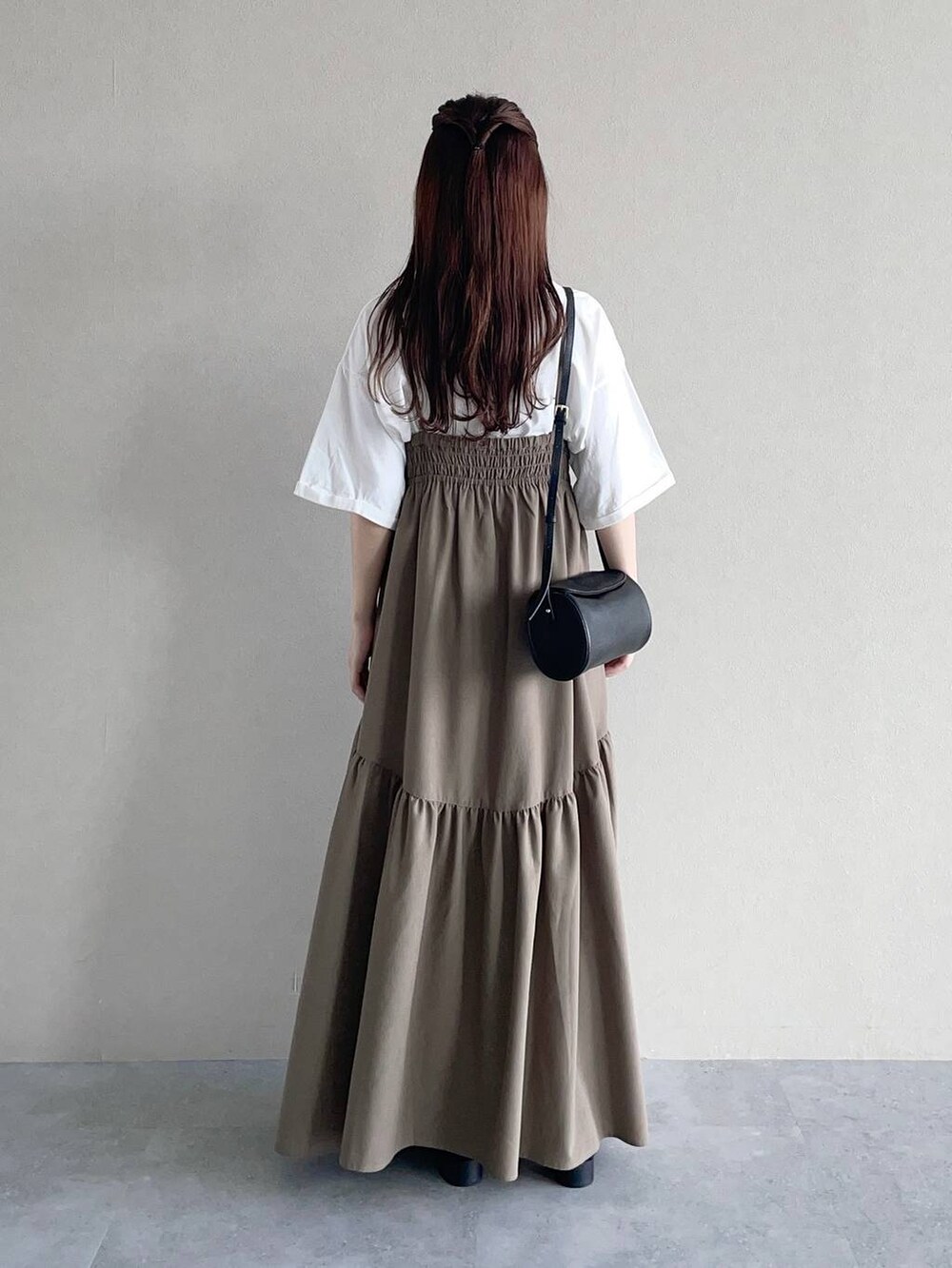 ホワイト系のTシャツ/カットソー、ブラック系のショルダーバッグ、ブラウン系のワンピースを着用したレディースの秋コーディネートの2枚目の写真