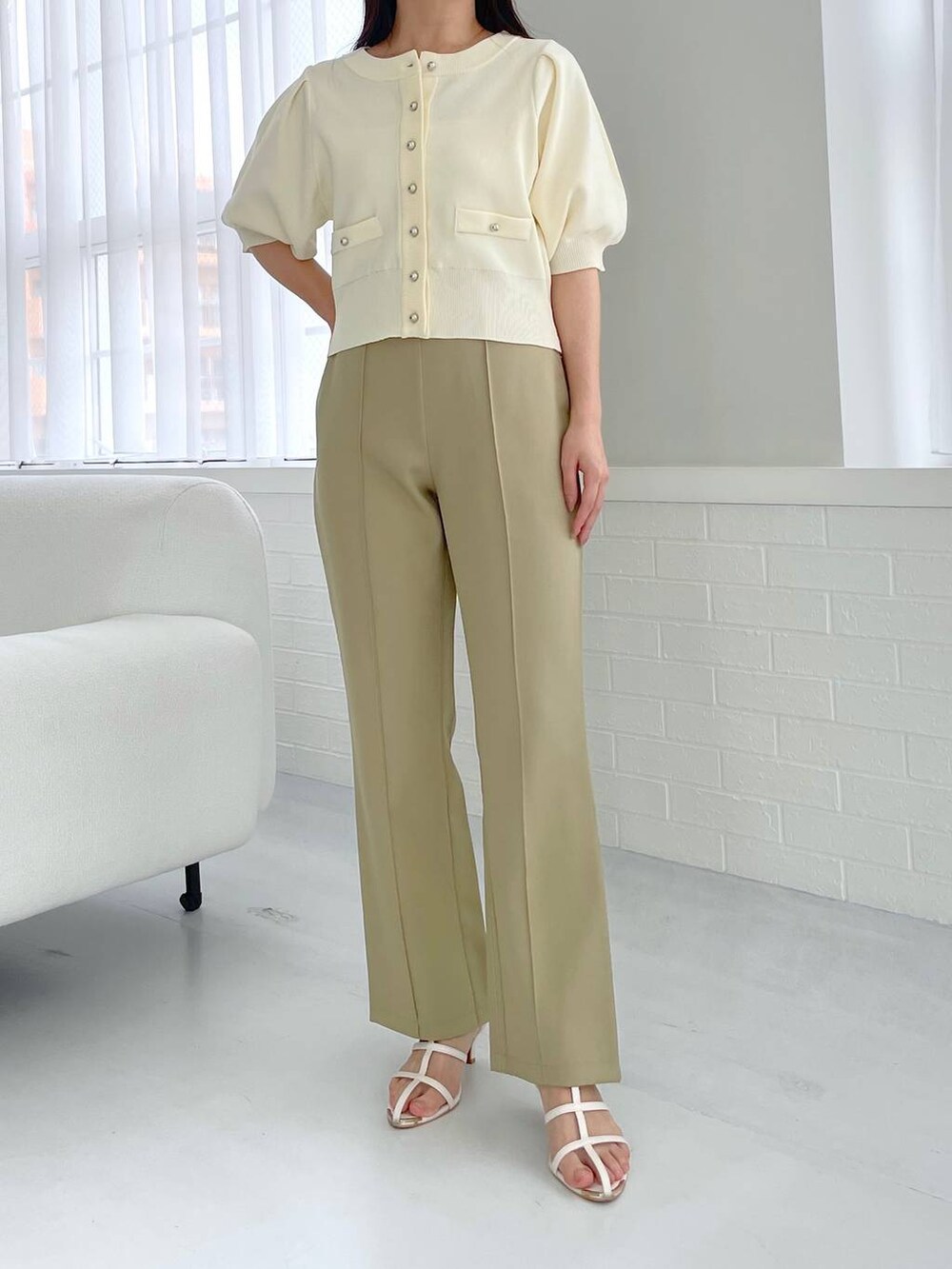 ブラック系のショルダーバッグ、ホワイト系のサンダル、ホワイト系のカーディガン/ボレロを着用したレディースの夏コーディネートの4枚目の写真