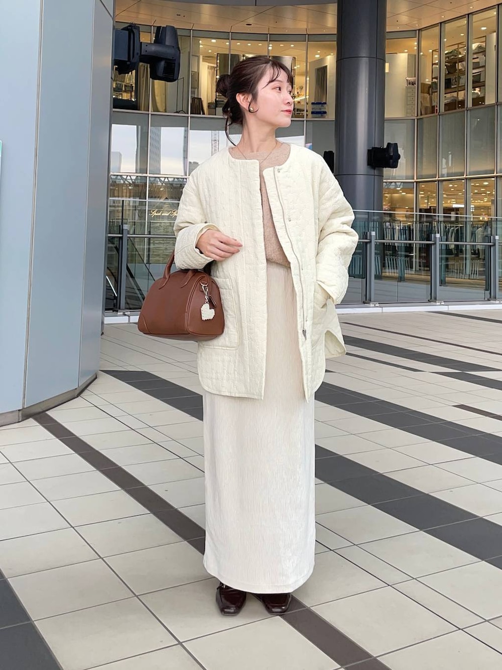 ベージュ系のニット/セーター、ホワイト系のブルゾンを着用したレディースの秋コーディネートの2枚目の写真