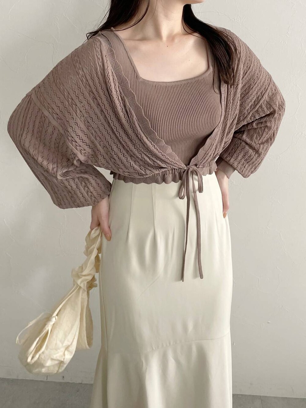 ホワイト系のショルダーバッグ、ホワイト系のスカート、ホワイト系のサンダルを着用したレディースの春コーディネートの4枚目の写真