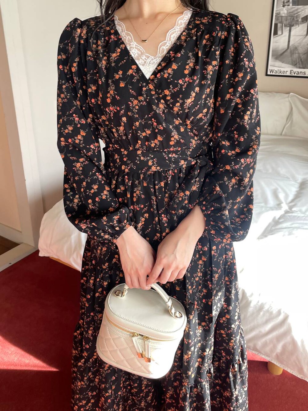 ホワイト系のタンクトップ、ホワイト系のショルダーバッグ、ベージュ系のパンプスを着用したレディースの冬コーディネートの4枚目の写真