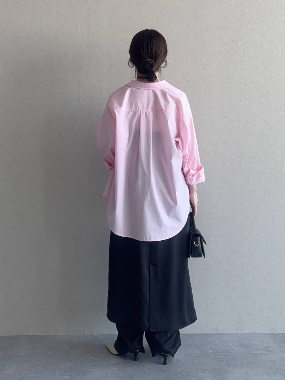 ブラック系のショルダーバッグ、ピンク系のシャツ/ブラウス、ホワイト系のサンダルを着用したレディースの冬コーディネートの2枚目の写真