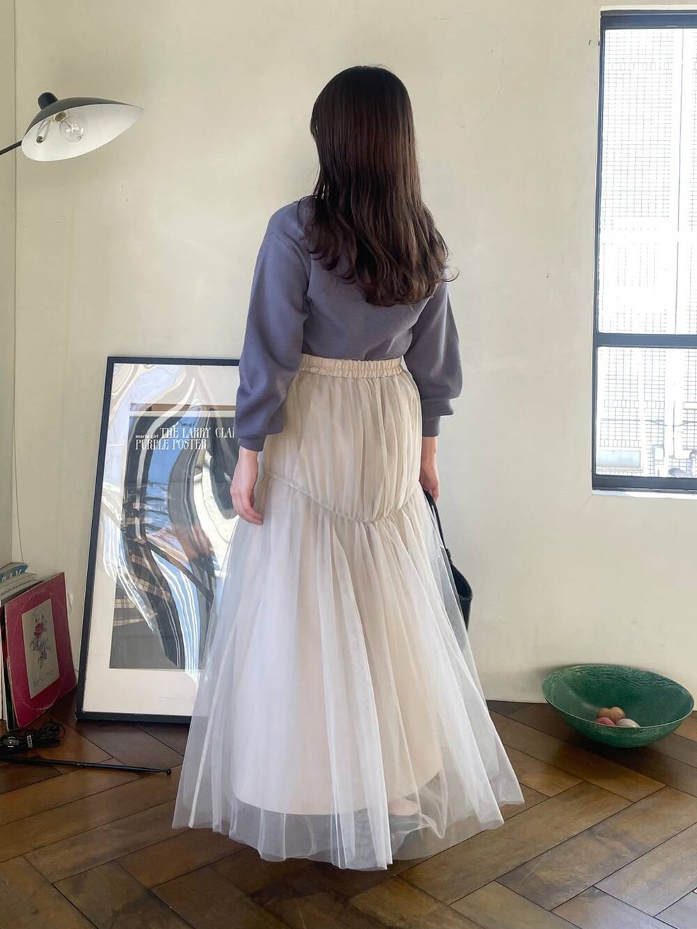 ブラック系のバレエシューズ、グレー系のニット/セーター、ブラック系のブルゾンを着用したレディースの春コーディネートの5枚目の写真