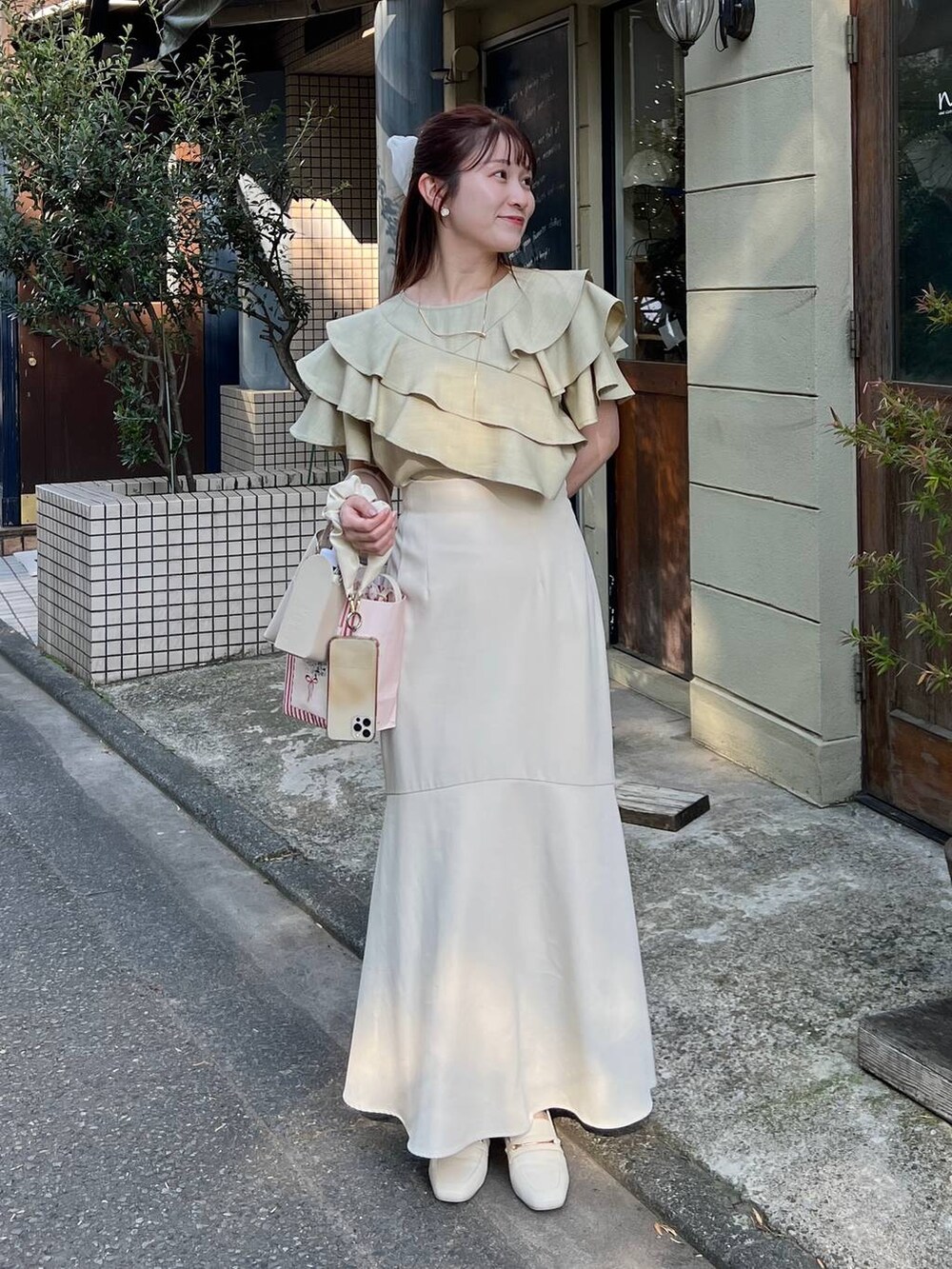 グリーン系のシャツ/ブラウス、ゴールド系のネックレスを着用したレディースの夏コーディネートの2枚目の写真