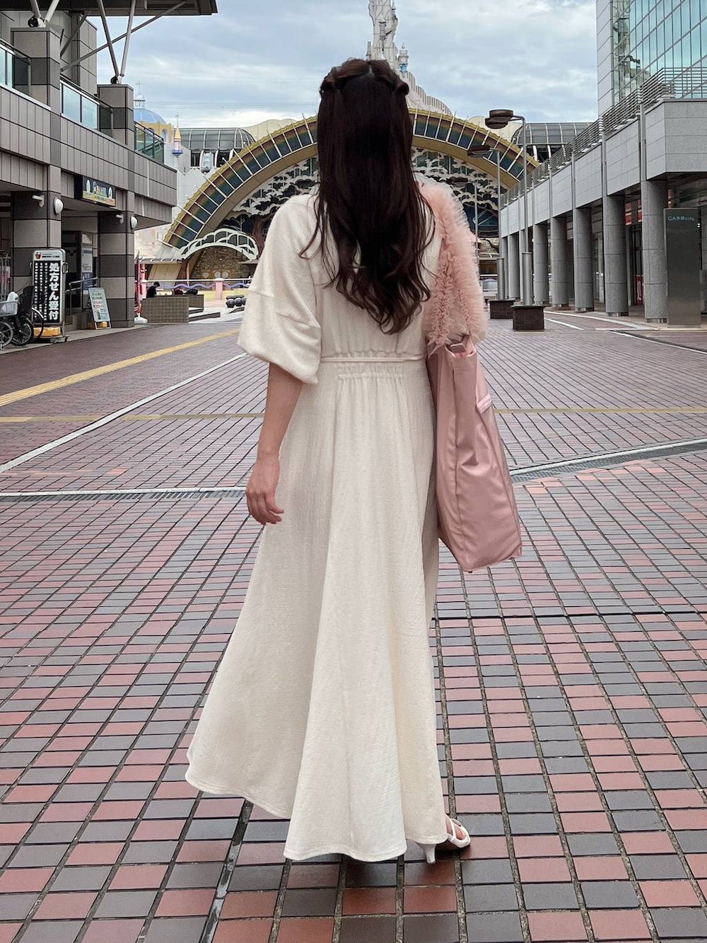 ホワイト系のサンダル、ホワイト系のワンピースを着用したレディースの夏コーディネートの3枚目の写真