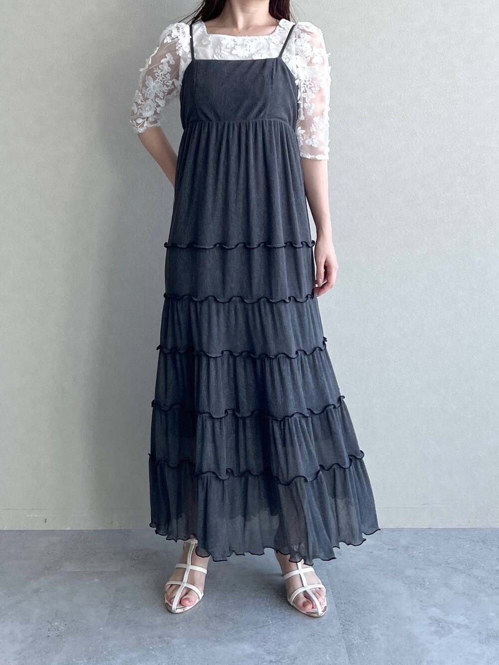 グレー系のワンピース、ホワイト系のショルダーバッグ、ホワイト系のサンダルを着用したレディースの夏コーディネートの4枚目の写真