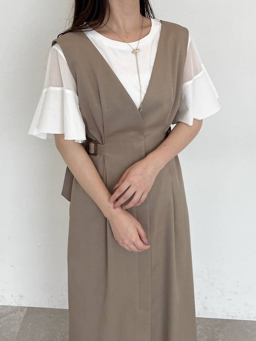 ホワイト系のTシャツ/カットソー、ホワイト系のサンダル、ブラック系のショルダーバッグを着用したレディースの夏コーディネートの3枚目の写真