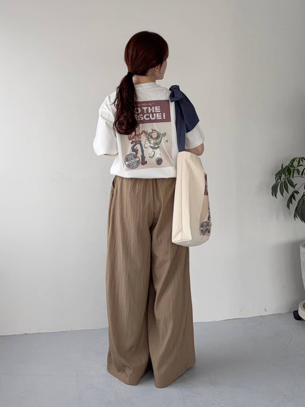 ホワイト系のトートバッグ、ホワイト系のTシャツ/カットソー、ブラウン系のその他パンツを着用したレディースの夏コーディネートの2枚目の写真