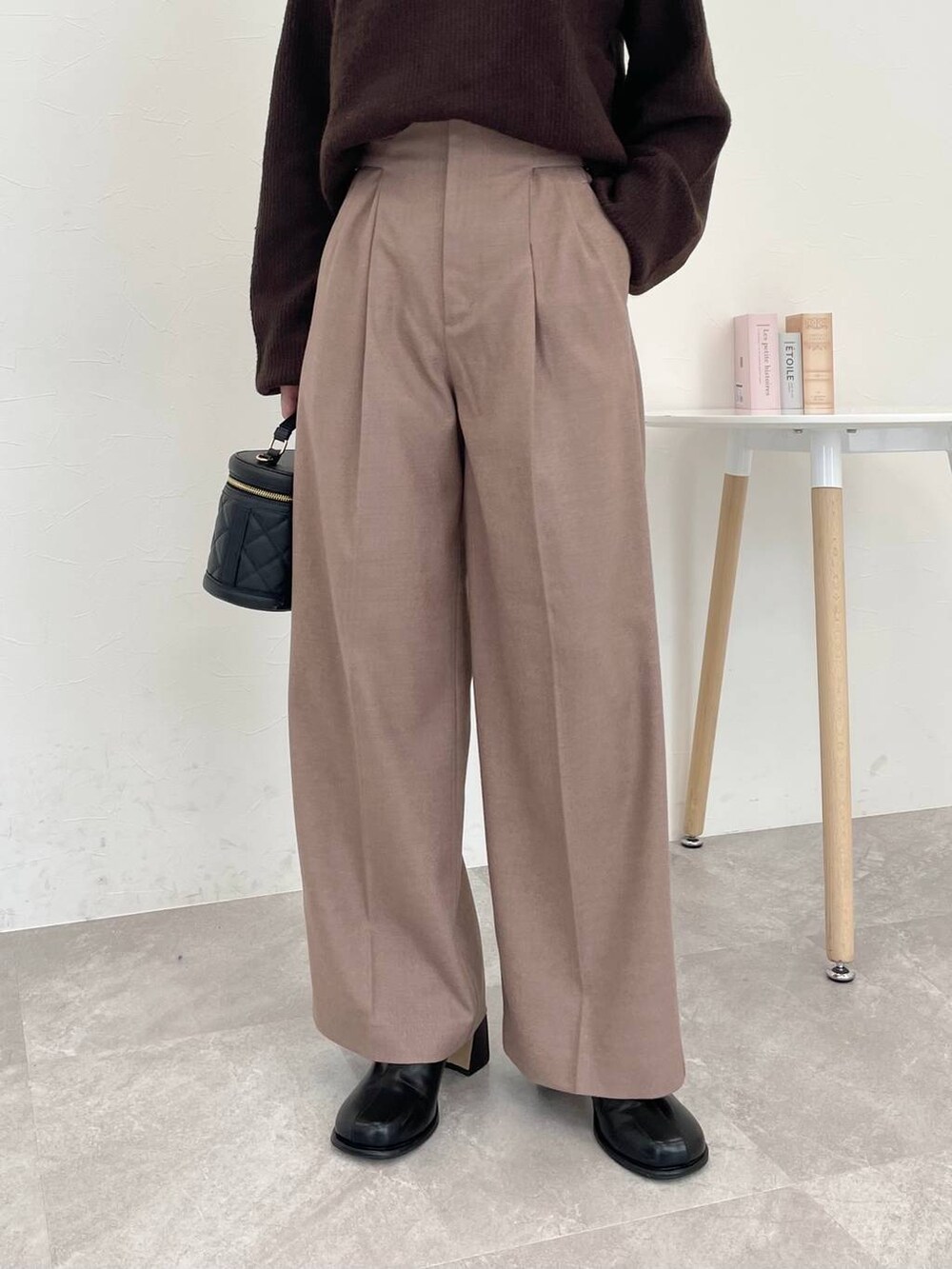 ベージュ系のその他パンツ、ブラウン系のニット/セーター、ブラック系のブーツを着用したレディースの冬コーディネートの4枚目の写真