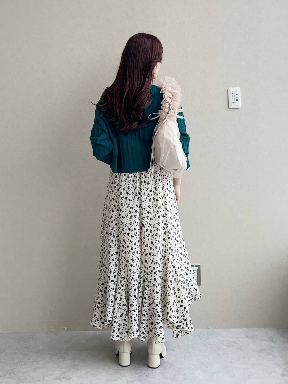 ホワイト系のスカート、ホワイト系のブーツ、ベージュ系のショルダーバッグを着用したレディースの秋コーディネートの2枚目の写真