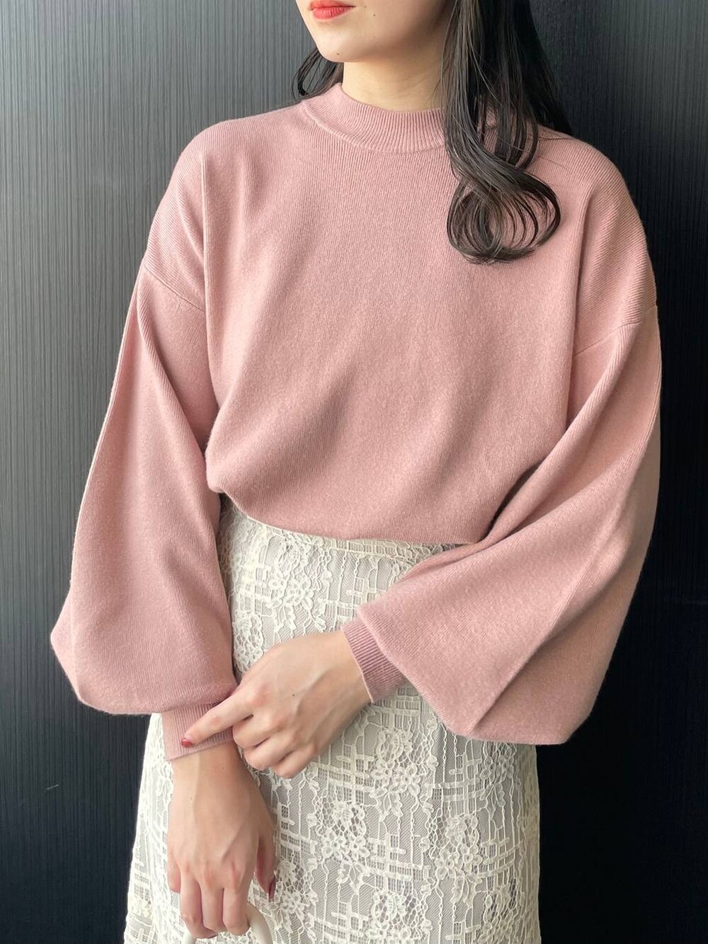 ホワイト系のハンドバッグ、ホワイト系のブーツ、ホワイト系のスカートを着用したレディースの秋コーディネートの4枚目の写真