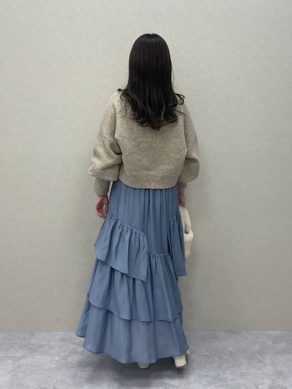 ホワイト系のその他アウター、ホワイト系のブーツ、ブルー系のスカートを着用したレディースの秋コーディネートの6枚目の写真