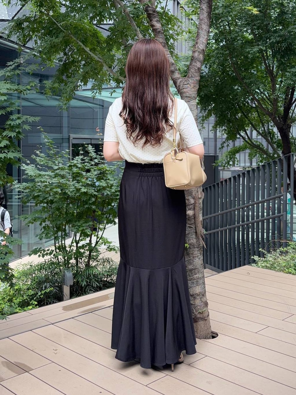 ホワイト系のTシャツ/カットソー、ブラウン系のサンダルを着用したレディースの夏コーディネートの2枚目の写真