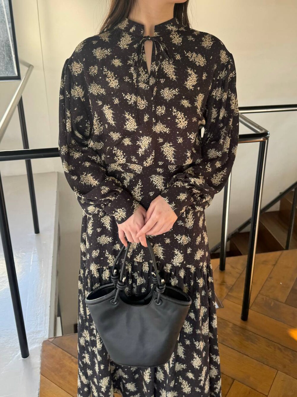 ブラック系のバレエシューズ、ブラック系のシャツ/ブラウス、ブラック系のスカートを着用したレディースの春コーディネートの3枚目の写真