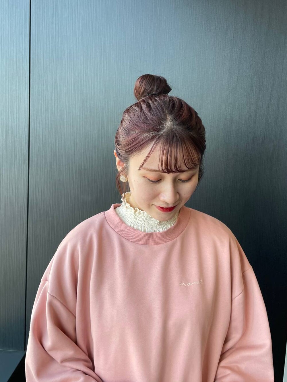 ブラウン系のブーツ、ピンク系のスウェット、ホワイト系のシャツ/ブラウスを着用したレディースの秋コーディネートの3枚目の写真