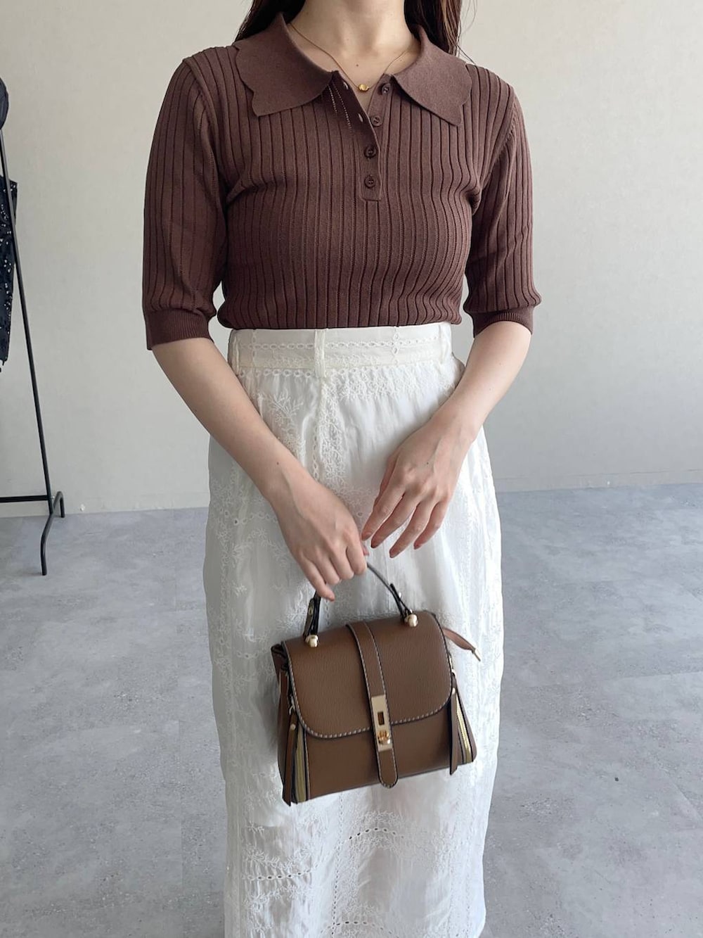 「フェミニン、低身長、モテ、デート/ロマンティック、mysty woman、ロングスカート、パンプス、夏コーデ」｜「mysty womanのリボンミュール　492310（パンプス、ゴールド系）」を使った、MiOさん（レディース・155cm）の夏コーディネートの3枚目の写真
