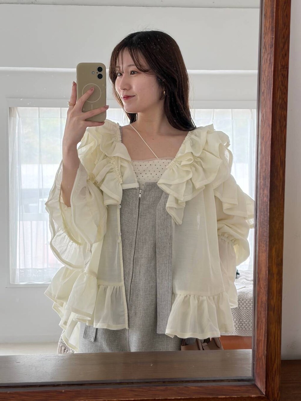 ブラウン系のサンダル、ホワイト系のシャツ/ブラウス、グレー系のサロペット/オーバーオールを着用したレディースの春コーディネートの3枚目の写真