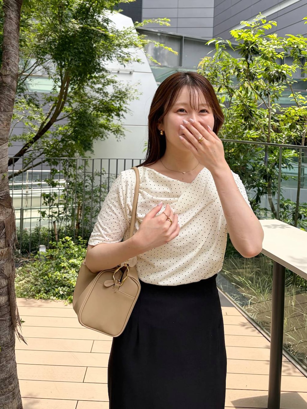 ホワイト系のTシャツ/カットソー、ブラウン系のサンダルを着用したレディースの夏コーディネートの4枚目の写真