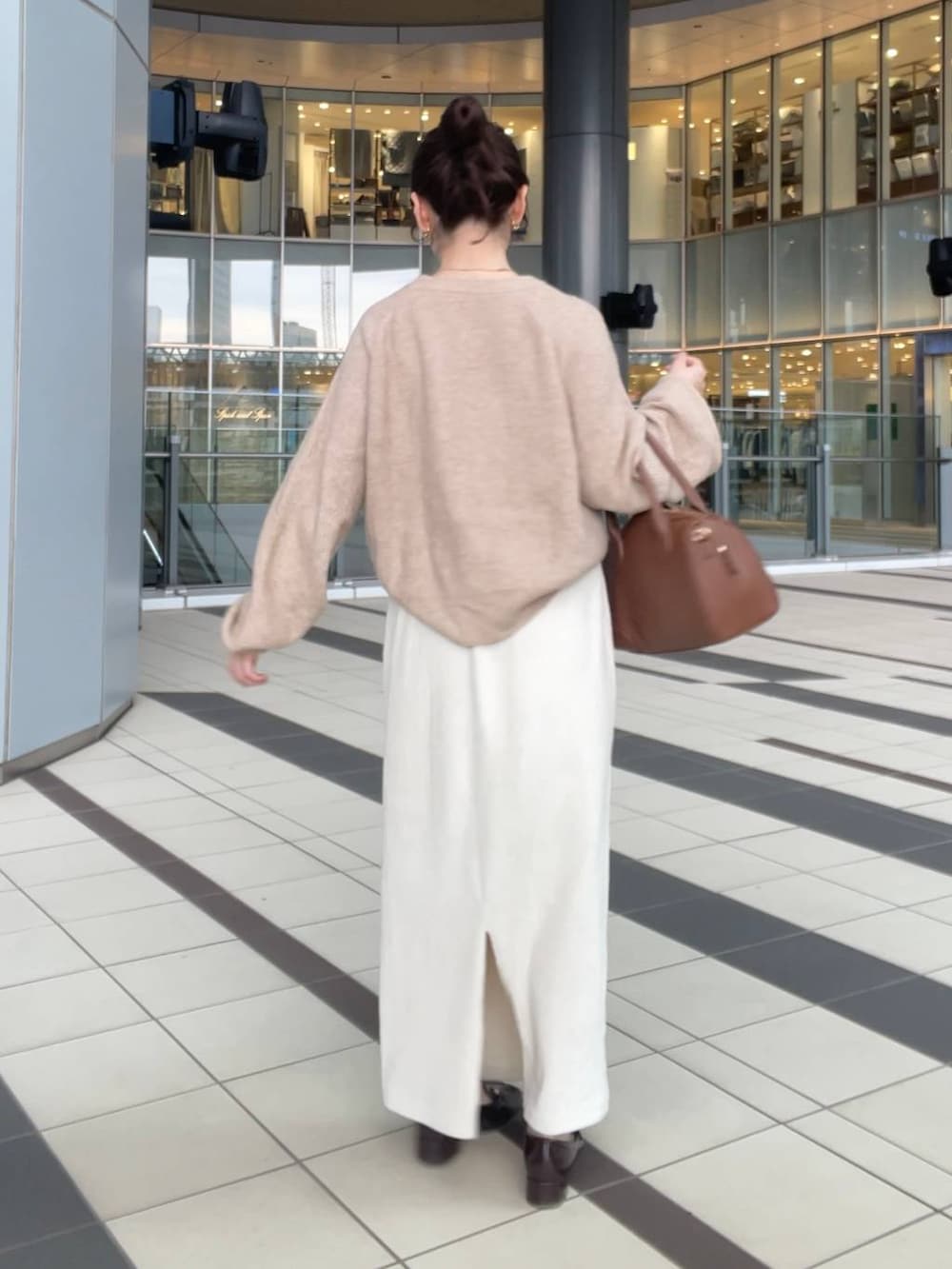 ベージュ系のニット/セーター、ホワイト系のブルゾンを着用したレディースの秋コーディネートの5枚目の写真