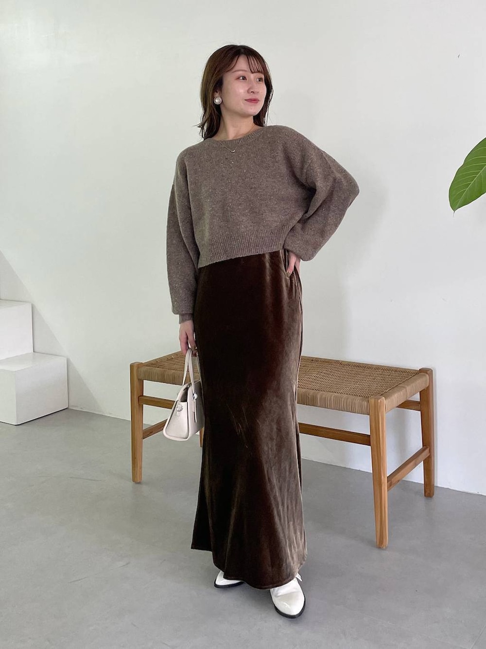 ホワイト系のブルゾン、ホワイト系のボストンバッグ、ホワイト系のその他シューズを着用したレディースの秋コーディネートの5枚目の写真