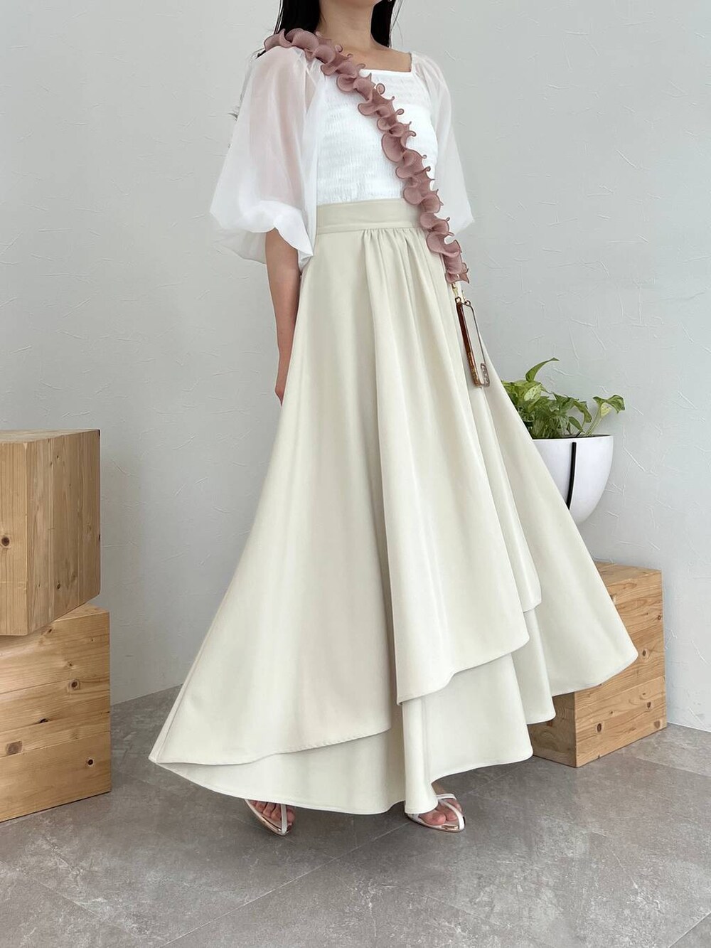 ホワイト系のTシャツ/カットソー、ホワイト系のスカート、ホワイト系のサンダルを着用したレディースの夏コーディネートの5枚目の写真